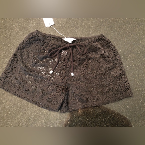 Black lace beach short - Picture 1 of 3
